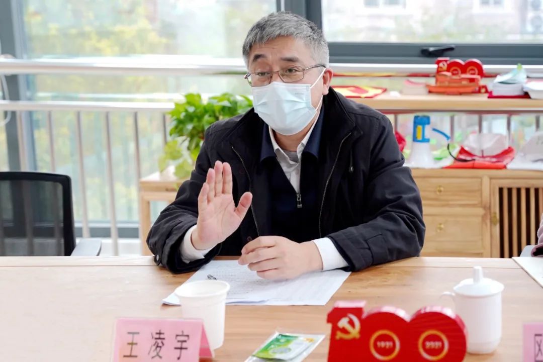 区委常委统战部部长王凌宇来白鹤镇实地踏勘核酸筛查工作开展情况