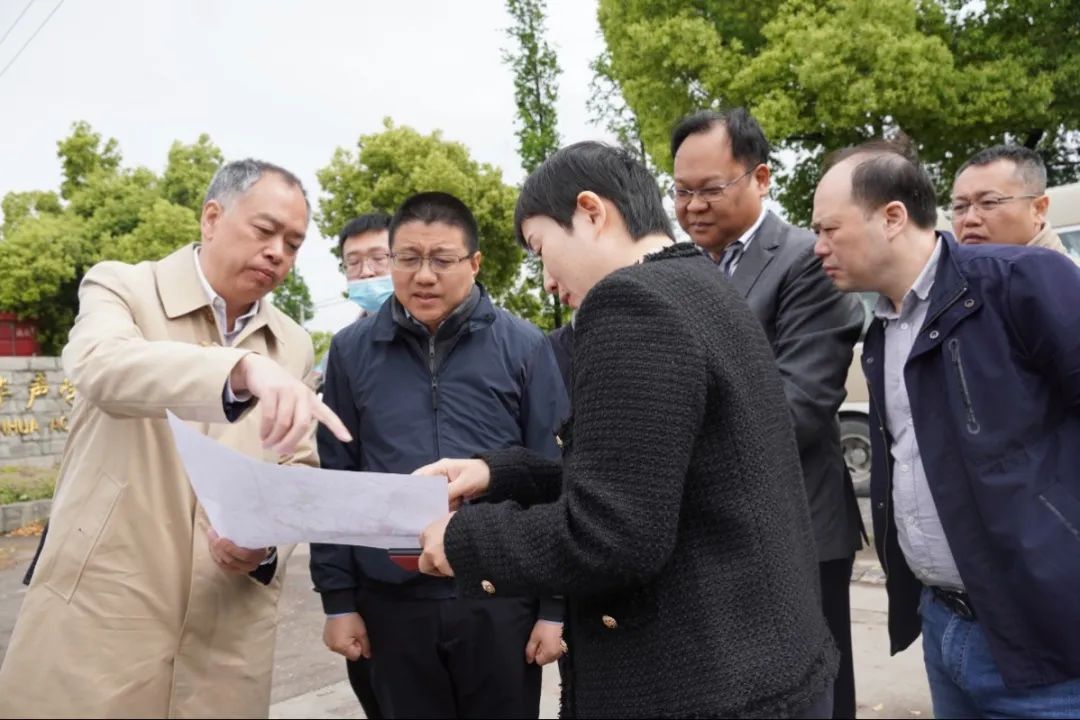 副区长肖辉主持召开白鹤内河港区开发建设现场推进会