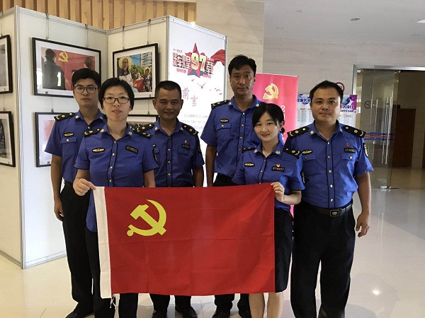 7.16-参观党建摄影展-1（600）.jpg