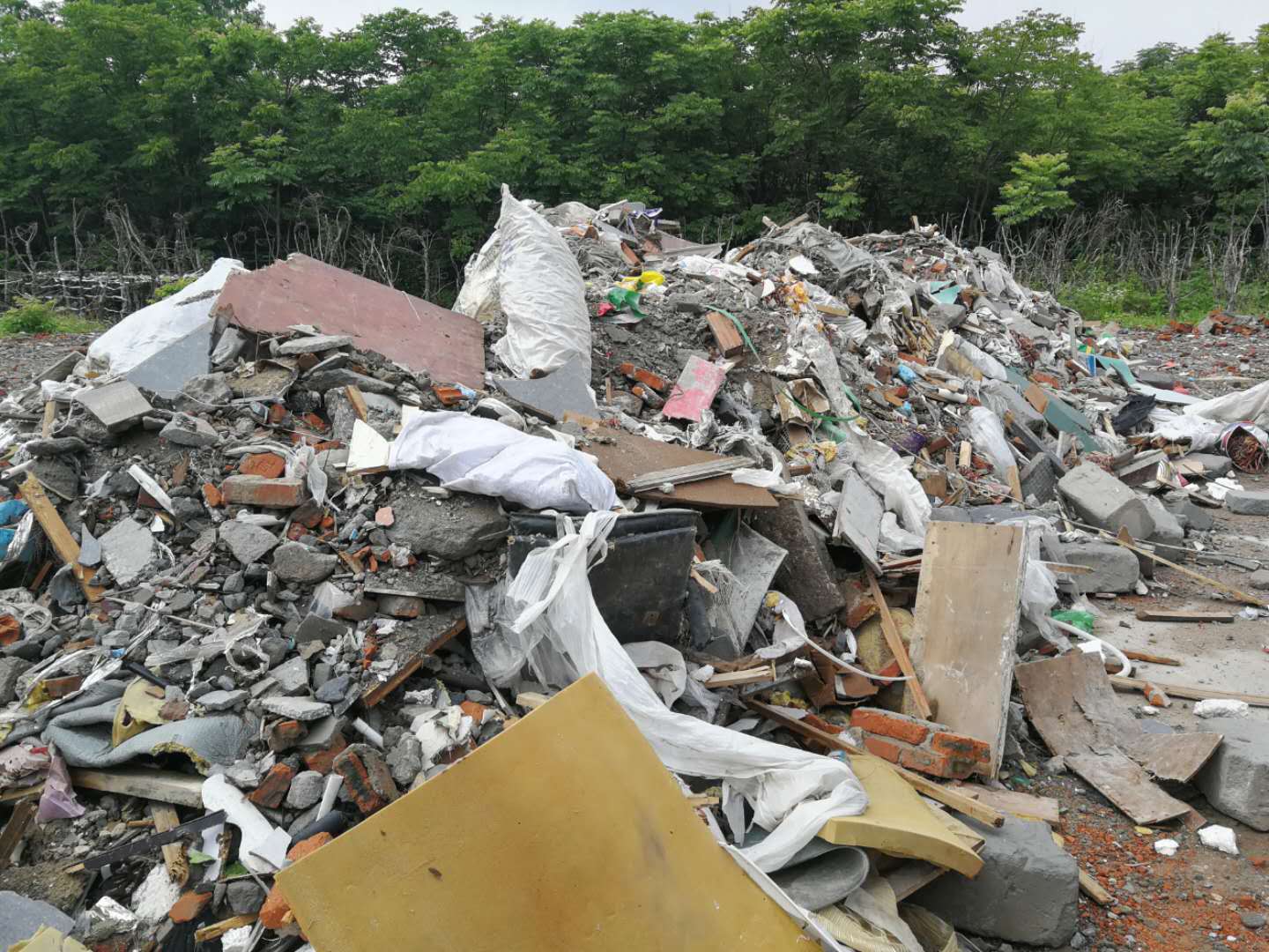 偷倒装修垃圾 城管明察秋毫