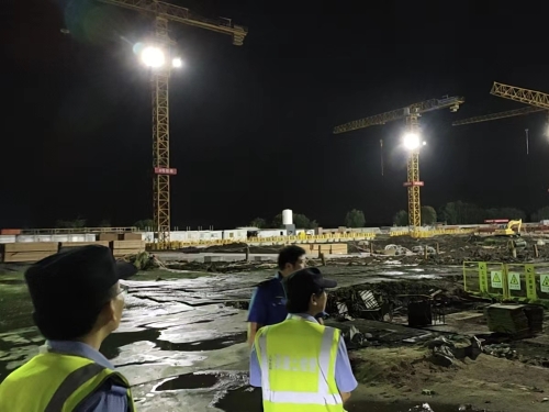 青浦区金泽城管：夜查工地和渣土车辆 守护市容环境
