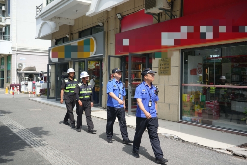 青浦区华新城管：广告牌坍塌引警示！“三保”行动筑牢城市“头顶防线”
