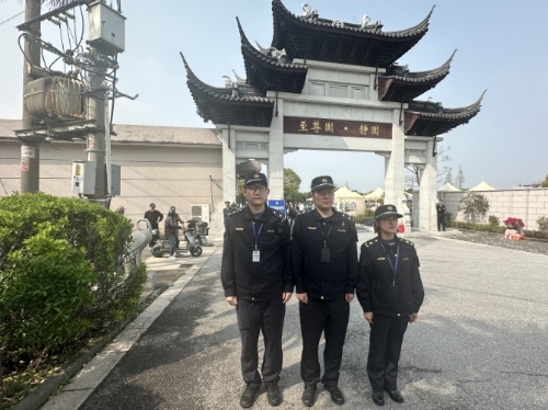 青浦区朱家角城管：严管市容护祭扫 温情服务暖民心