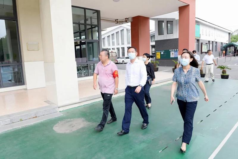 书记钱闪星,党委委员,副镇长刘静俊,党委委员金圣君一行先后来到重固