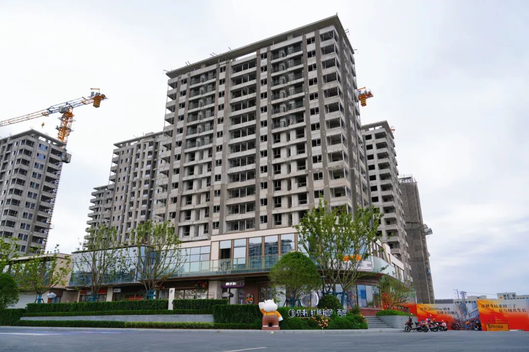 距离示范区线站点600米，这个品质住宅项目顺利封顶