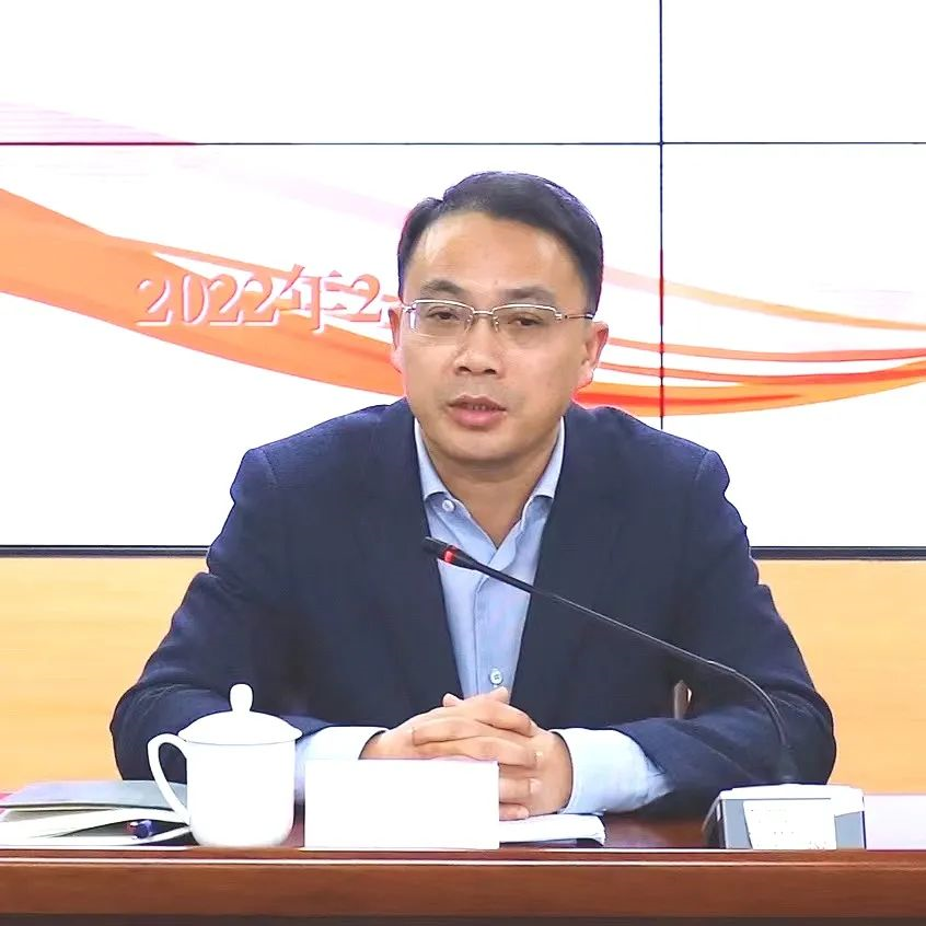 会议由局党组书记,局长俞峰主持.