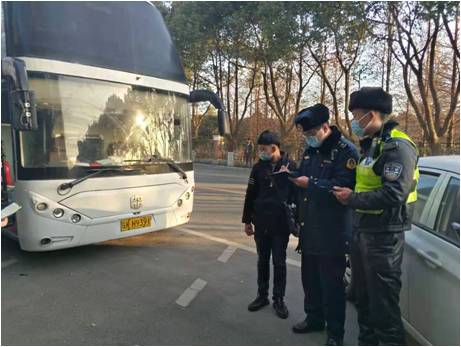 青浦区交通委员会执法大队开展长途客车、旅游包车专项整治行动.jpg