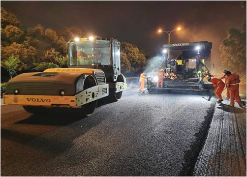 昼夜奋战 快速推进—赵重公路大修工程完成面层摊铺工作.jpg