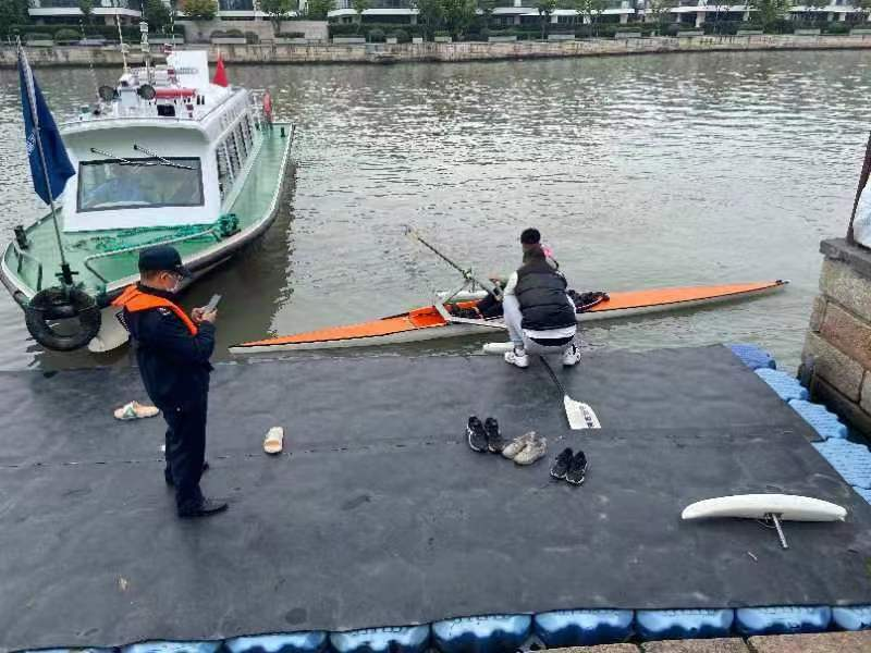区交通委执法大队及时发现并叫停一起航道内赛艇训练行为.png