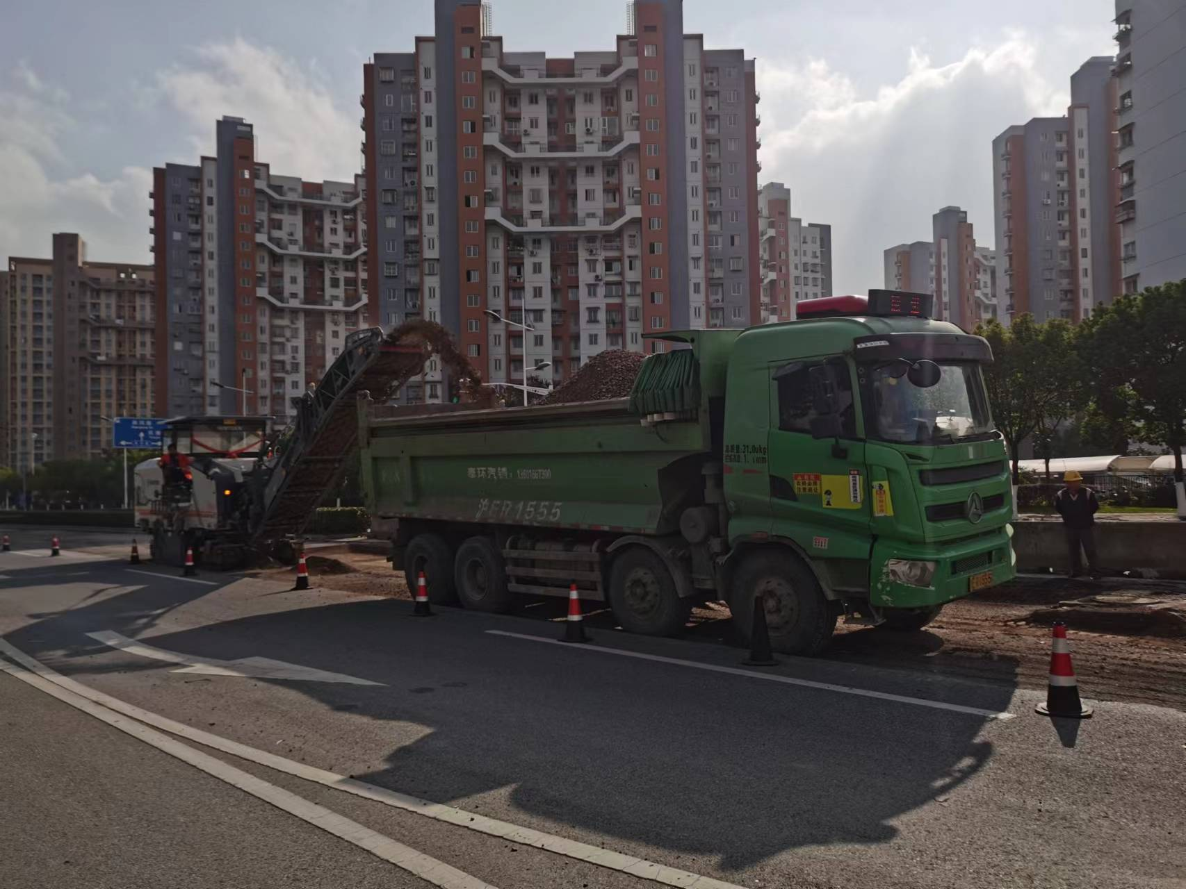 徐乐路、徐乐北路整治工程开展机动车道铣刨加罩施工.png