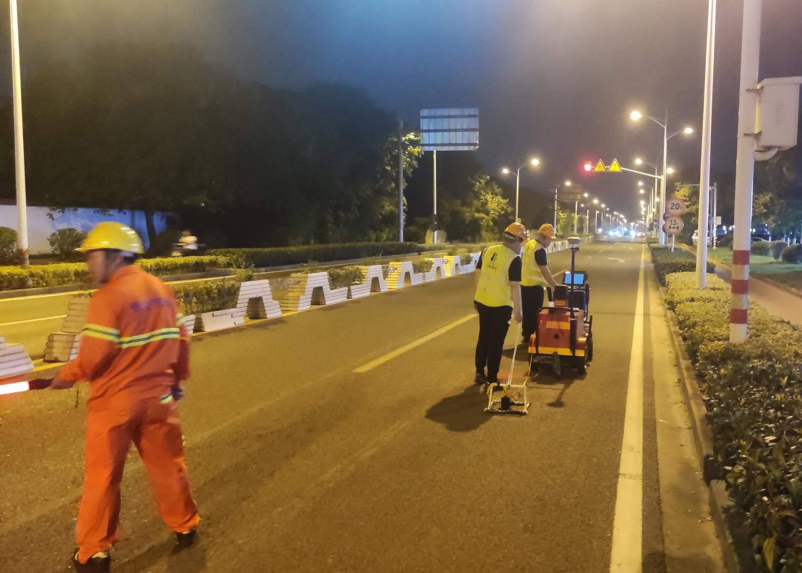 保障“脚底下”安全——青浦道路脱空检测进场(2).png