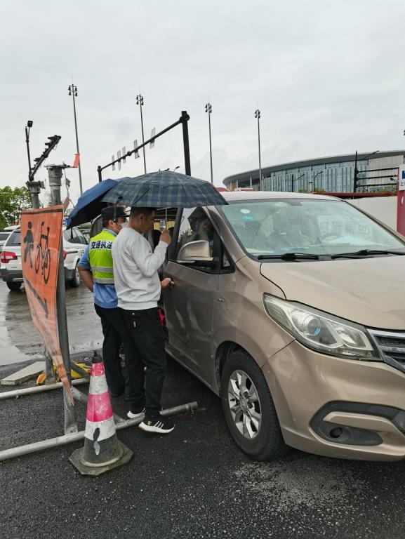 0927_102223_291.jpeg 服务保障工博会 重拳打击非法网约车1.jpeg