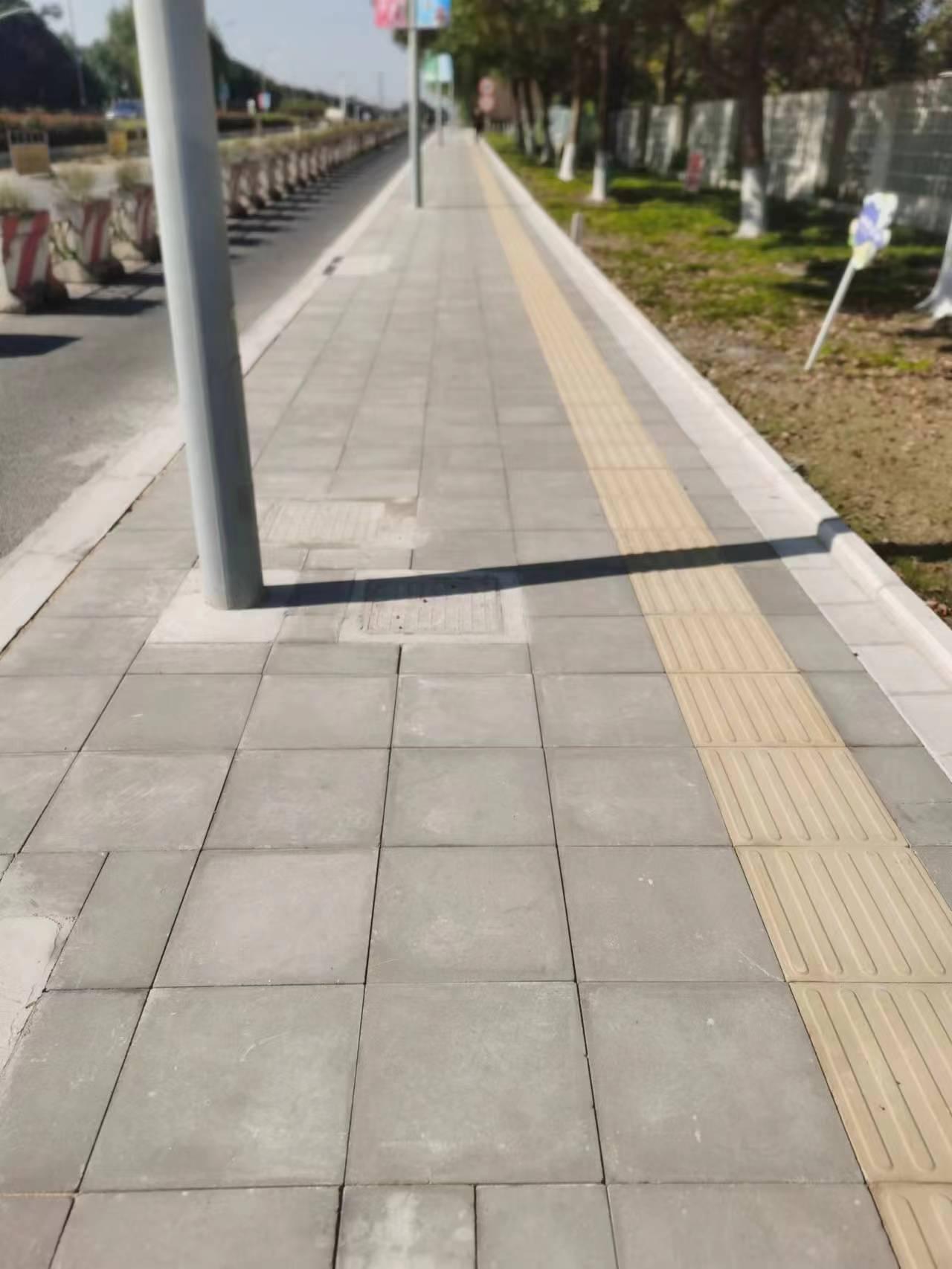 章练塘路人行道及附属设施整治工程顺利完成 人行道道板砖铺设工1.jpeg