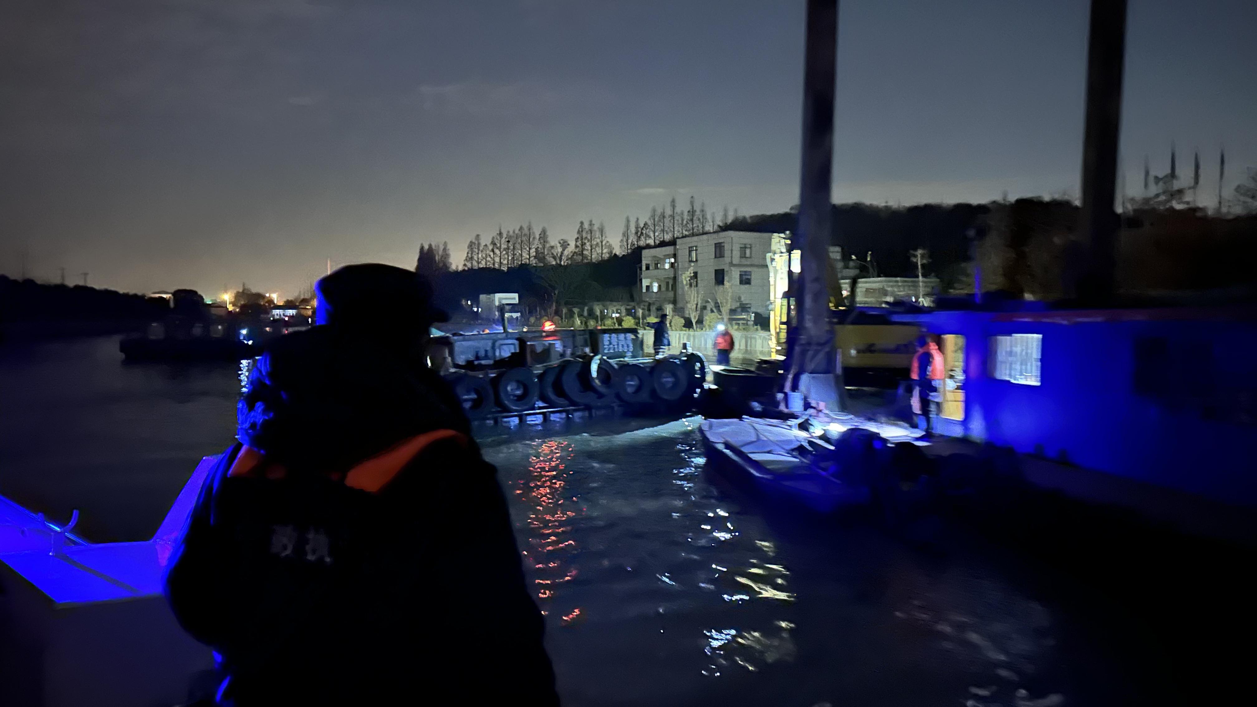 不畏严寒迅速出警 成功帮助搁浅船舶顺利脱浅1.jpeg