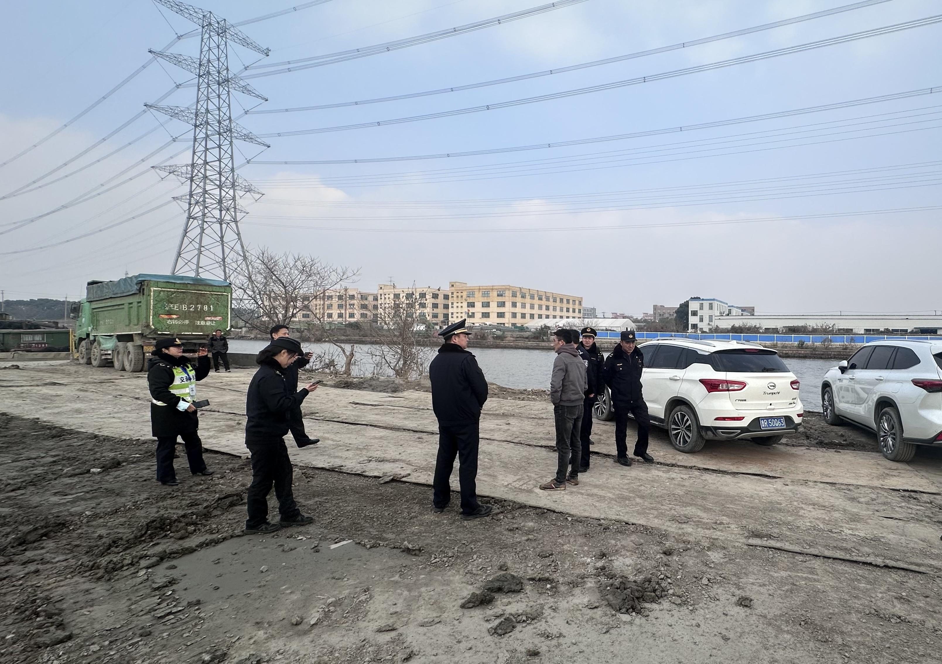 区交通委执法大队联合区公安交警、城管开展码头环保检查工作2.jpeg
