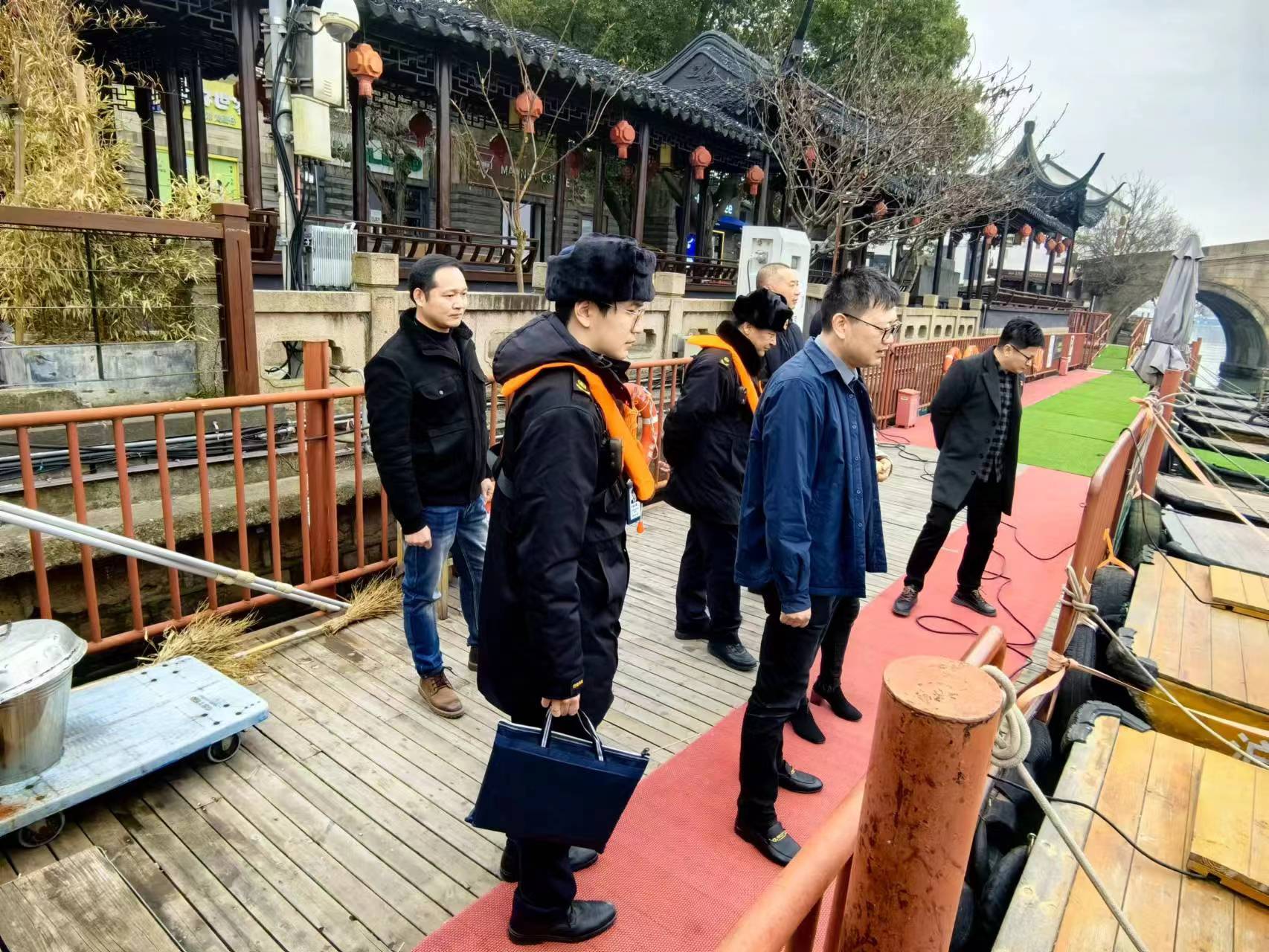 第27期（区建管委党组副书记、副主任陆慧明带队检查港航企业） (2).jpg