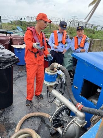 区交通委执法大队开展船舶污染物接收公共站点专项检查1.jpeg