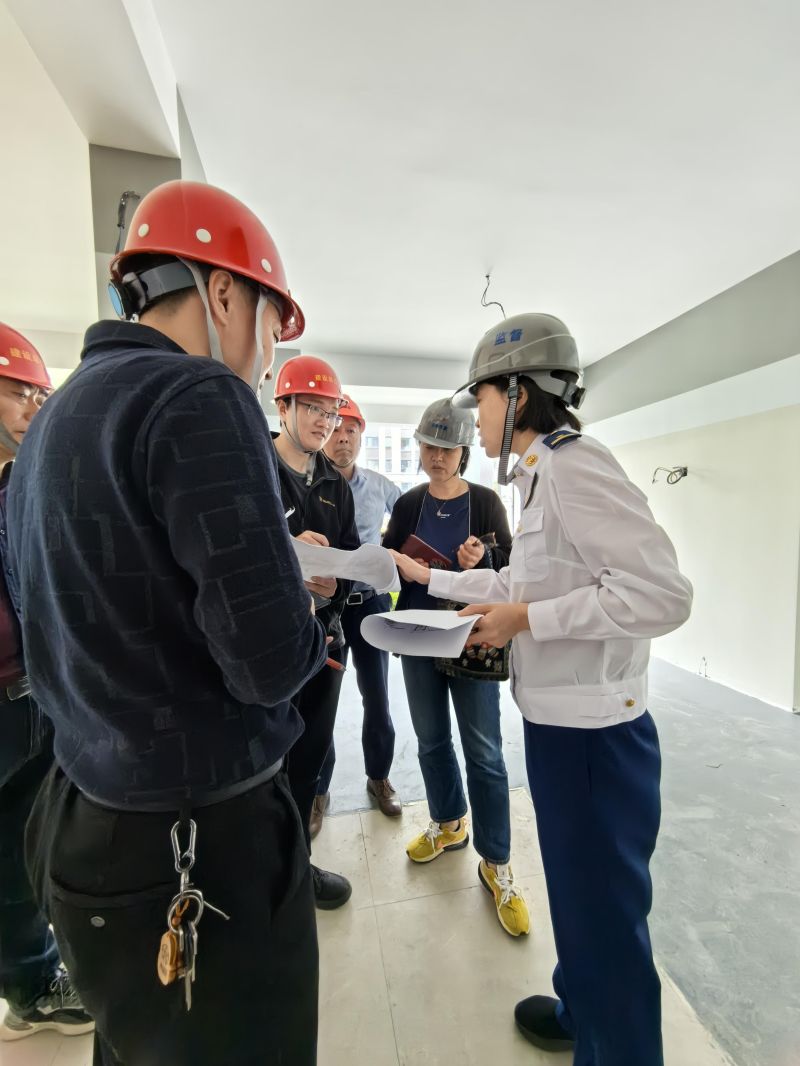 区建管所消防审验联合区消防支队开展住宅 建筑项目架空层整改工1.jpg