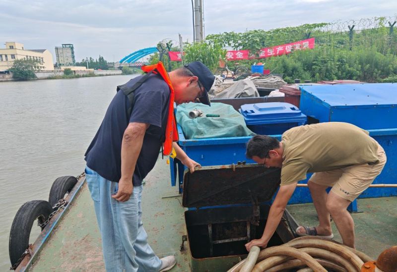 区港航中心淀浦河站赴船舶污染物固定接收点 开展现场检查1.jpg