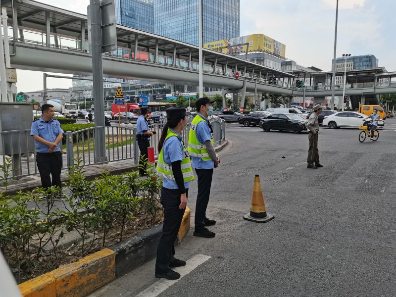 严厉打击，持续震慑！联合整治非法客运“黑车”聚集候客载客1.jpg
