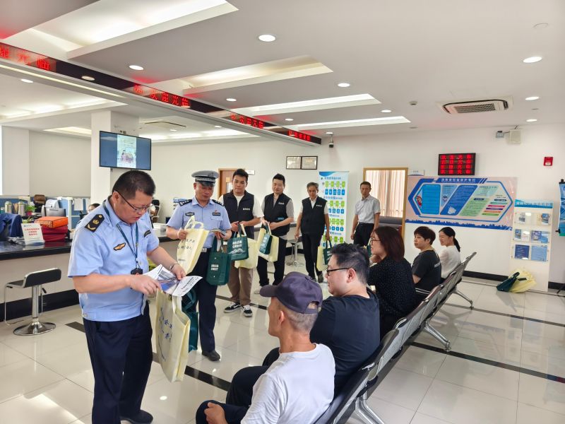区交通委执法大队开展主题宣传“进楼宇”活动3.jpg