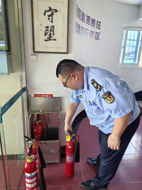 更换基层站点消防器材 筑牢安全防线1.jpeg