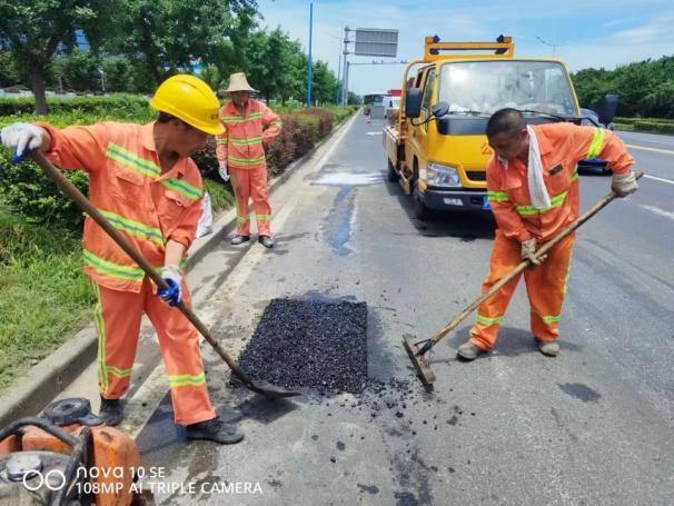 战高温 迎“烤”验 打好公路养护攻坚战1.jpeg