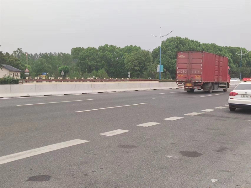 保障行车安全 外青松公路安全防护设施工程正式启动2.jpg