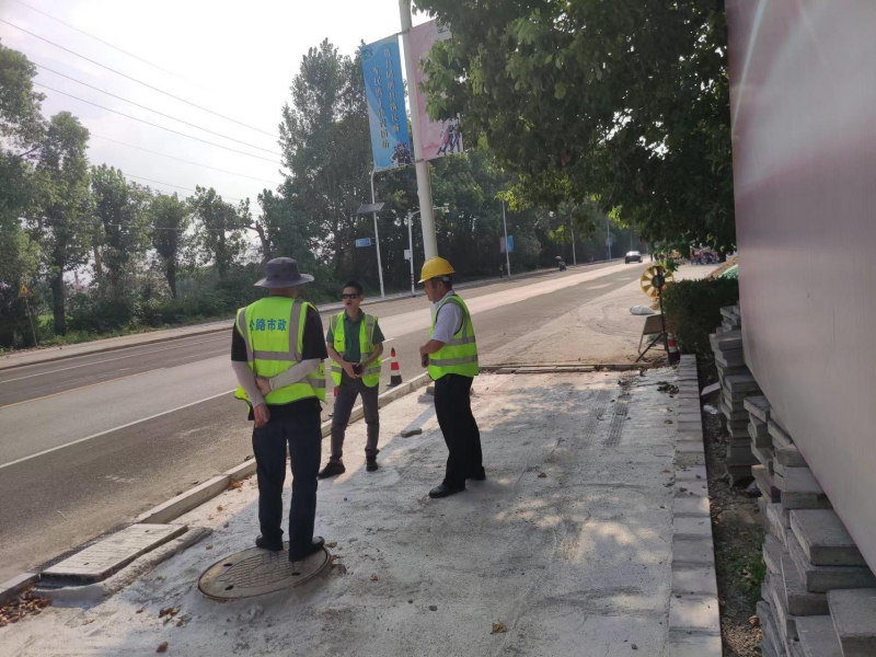 朱枫公路连接线道路整治工程加速推进人行道翻挖新建工作2.jpg