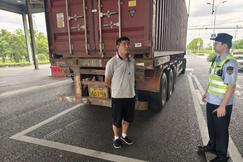 区交通委执法大队开展集装箱运输车辆专项检查行动2.png