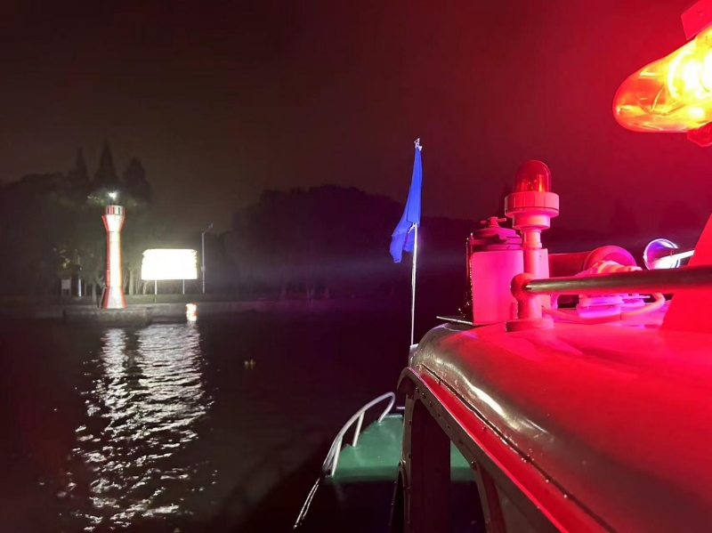 区港航中心大蒸港站加强夜间航标巡查 保障航道安全畅通1.jpg