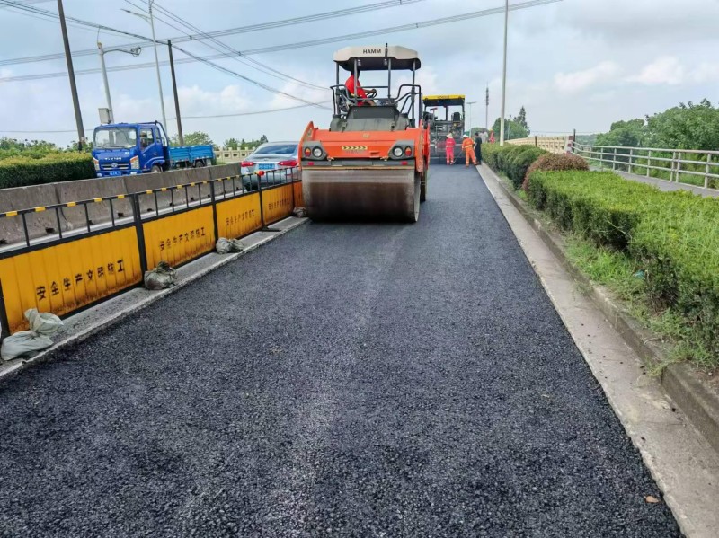 沈砖公路预防养护工程完成基层补强部分沥青摊铺工作2.jpg