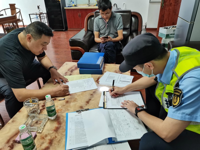 区交通委执法大队加强节前危险货物运输企业执法监管1.jpg