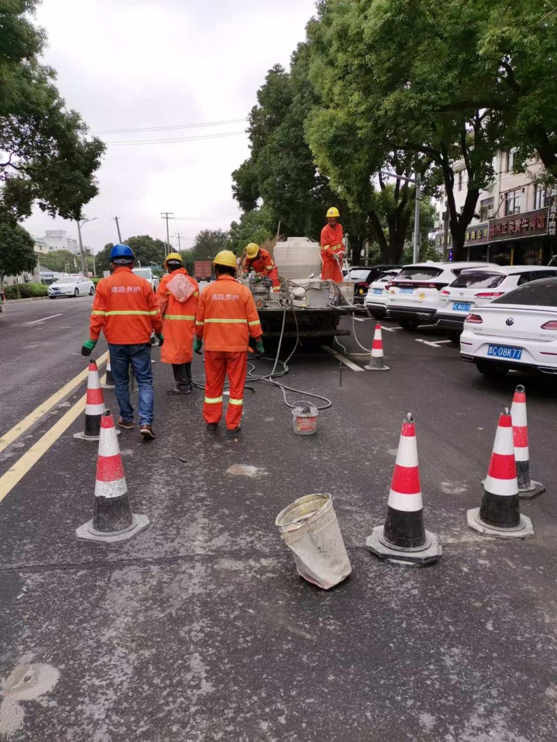 减少施工扰民 青赵公路整治工程进行城镇段施工作业2.jpg
