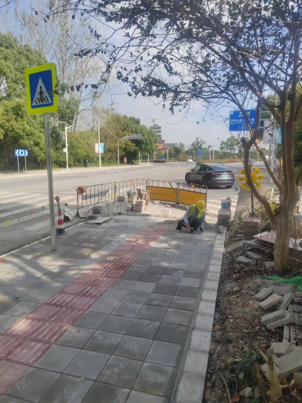朱枫公路连接线完成人行道板砖翻铺工作2.jpg
