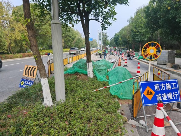 防尘治污 区道运中心加强监管各道路整治工程铣刨翻挖摊铺过程2.jpg
