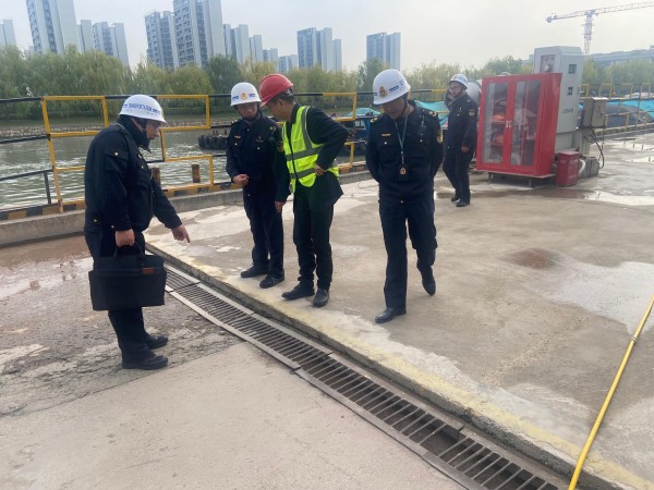 加强码头现场监管，营造绿色和谐港区1.jpg