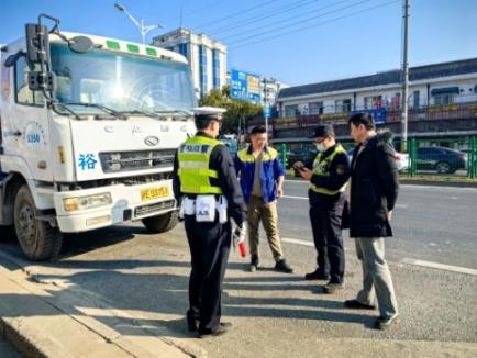 区交通委执法大队开展“锋刃十一号”违法超限运输整治行动2.jpeg