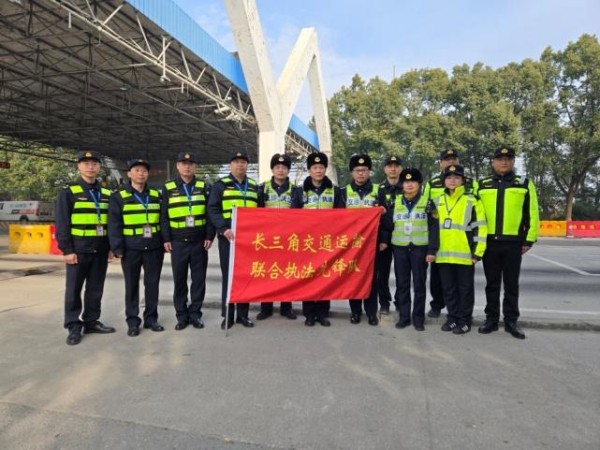 筑牢交通执法防线  保障春运出行安全1.jpg