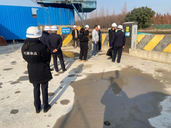区建管委副主任阮驰雷带队开展码头安全生产及环保检查1.jpg