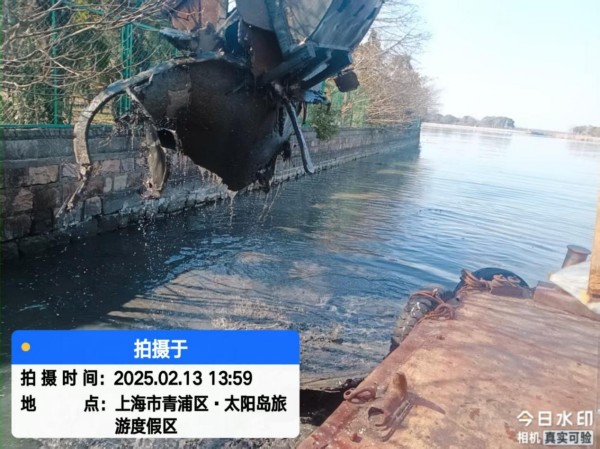 青浦区港航中心打捞无主沉船 保障航道畅通1.jpg