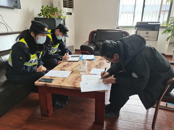 区交通委执法大队开展危运企业上户执法检查2.jpg