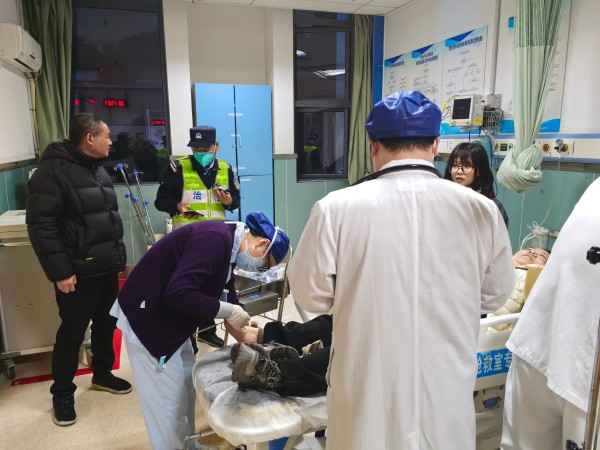 危难时刻显担当 生命接力递温情2.jpg