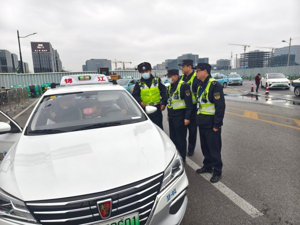 区交通委执法大队开展国家会展中心周边道路交通保障行动1.jpg
