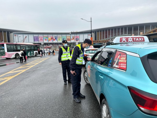 区交通委执法大队持续开展“安运四号”出租汽车行业顽症专项整治1.jpg