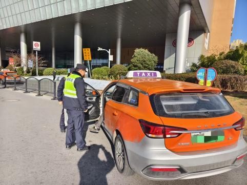 严查巡游出租车违规行为 提升市民出行满意度1.jpg