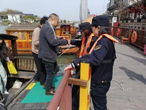 兄弟单位联动值守  全力护航景区平安1.jpeg