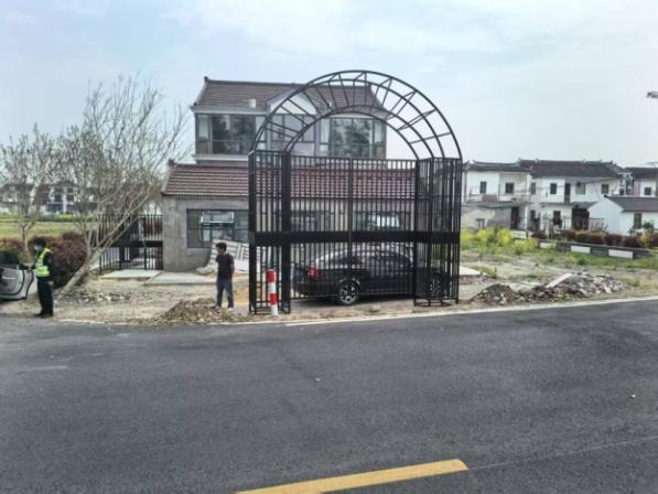 拆除违法搭建，保障公路安全——区交通委执法大队迅速处置一起擅1.jpeg