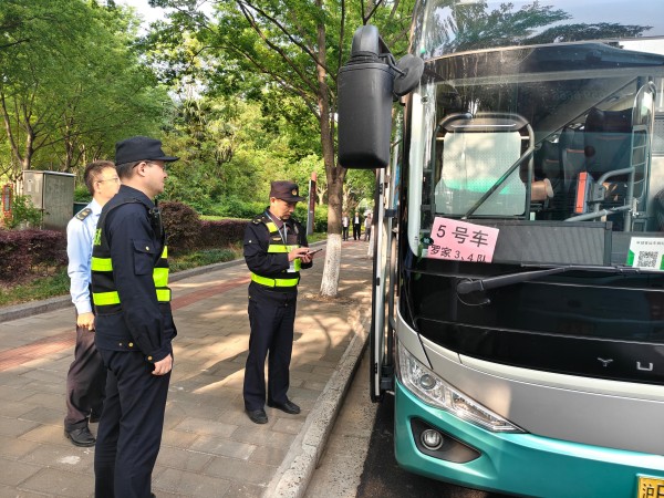 区交通委执法大队开展“五一”节前旅游包车联合执法行动1.jpg
