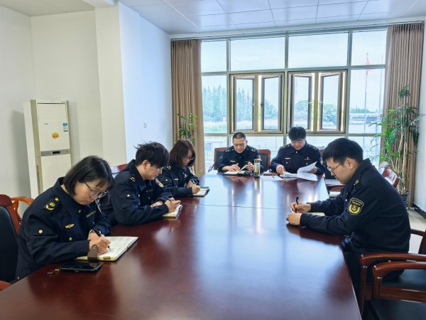 区交通委执法大队组织学习《重大风险隐患自查排查指南》1.jpg